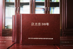 畢業(yè)30年之際 做一本同學(xué)聚會(huì)紀(jì)念冊(cè) 刷爆好評(píng) 卻有人偷偷抹眼淚!