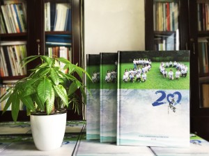 畢業(yè)20周年聚會紀念冊,單看相冊以為朋友便成了親人-瀘州化工學(xué)校